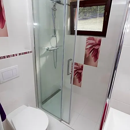 Patja-v Mesiacoch April Az November Pri Prenajati Aj Jedneho Apartmanu Uzavrieme Ostatne Apartmany, Aby Ste Si Uzili Sukromie Lodge