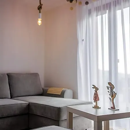 Patja-v Mesiacoch April Az November Pri Prenajati Aj Jedneho Apartmanu Uzavrieme Ostatne Apartmany, Aby Ste Si Uzili Sukromie Lodge *