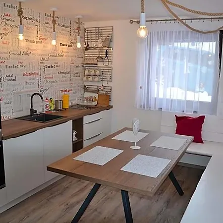 Patja-v Mesiacoch April Az November Pri Prenajati Aj Jedneho Apartmanu Uzavrieme Ostatne Apartmany, Aby Ste Si Uzili Sukromie Lodge