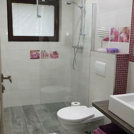 Patja-v Letnej Sezone Pri Prenajati Aj Jedneho Apartmanu Uzavrieme Ostatne Apartmany-zalezi Na Na Pohodli Nasich Hosti بيت خشبي *