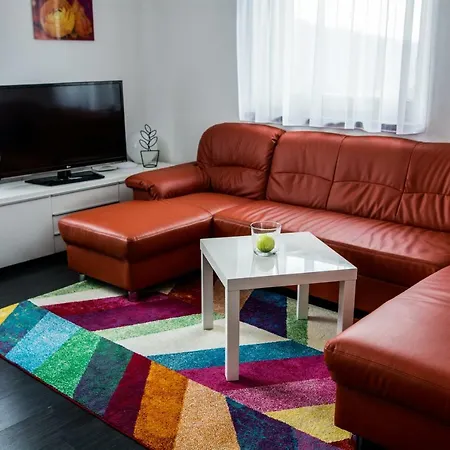 Patja-v Letnej Sezone Pri Prenajati Aj Jedneho Apartmanu Uzavrieme Ostatne Apartmany-zalezi Na Na Pohodli Nasich Hosti Valča